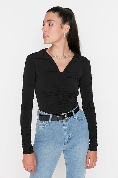 Trendyol Collection Czarna, wąska, marszczona bluzka polo z elastycznej dzianiny TWOAW23BZ00249