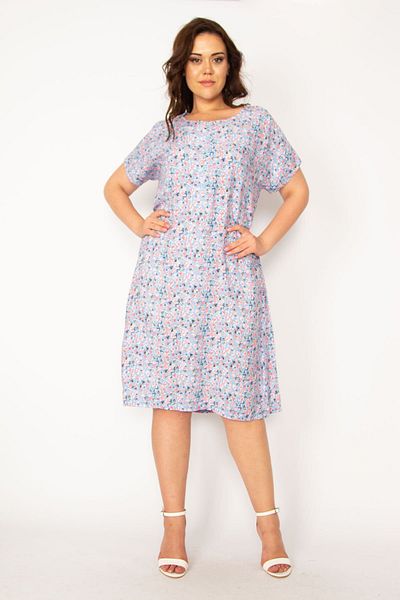 Şans Großes Damenkleid in Babyblau aus gewebtem Viskosestoff mit Knöpfen vorne und Taillengürtel 65n33614