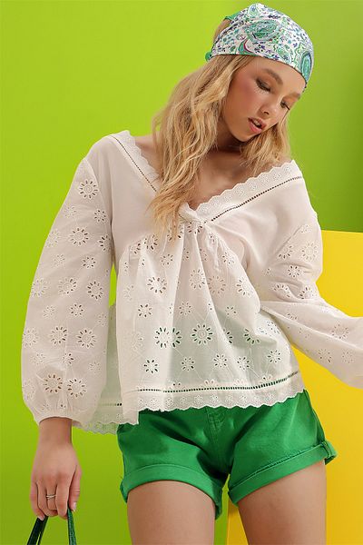 Trend Alaçatı Stili Ecrufarbene, zweireihige, gewebte Bluse mit Muschelkragen und Stickerei für Damen ALC-X8994