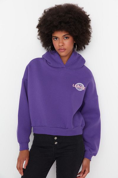 Trendyol Collection Lilafarbener Strickpullover mit Kapuze und detailliertem Rückenaufdruck, dickem Fleece innen, TWOAW22SW0711