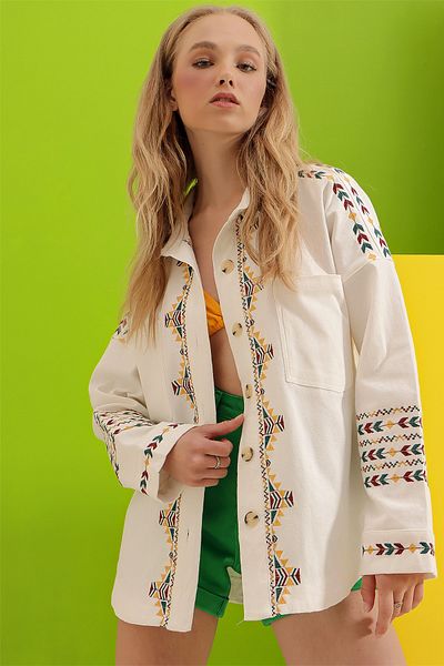 Trend Alaçatı Stili Dámska ecru dvojitá vrecková vyšívaná žakárová gabardinová bunda ALC-X8988