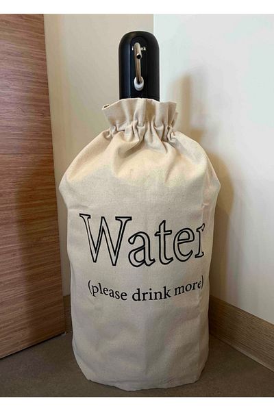 BAGAND Βαμβακερή θήκη για μπουκάλι κρέμας "Water Please Drink More"