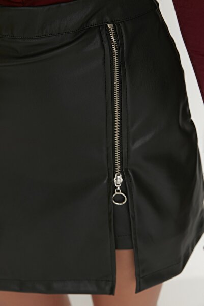 Trendyol Collection Černá sukně z umělé kůže na zip TWOAW23SR00010