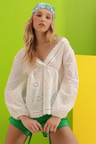Trend Alaçatı Stili Ecrufarbene, zweireihige, gewebte Bluse mit Muschelkragen und Stickerei für Damen ALC-X8994