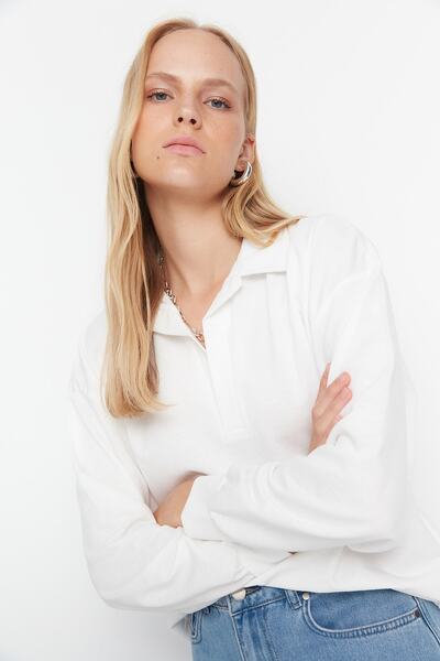 Trendyol Collection Off White Regular/Regular Fit Basic Polo límec Regular Tenká pletená mikina TWOAW23SW00003