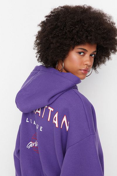 Trendyol Collection Lilafarbener Strickpullover mit Kapuze und detailliertem Rückenaufdruck, dickem Fleece innen, TWOAW22SW0711