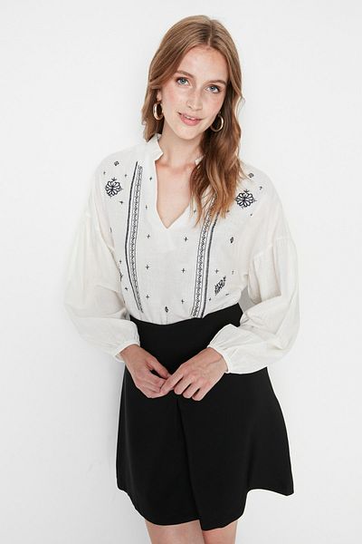 Trendyol Collection Tkaná halenka s bílým vyšívaným balónovým rukávem TWOSS20BZ0284