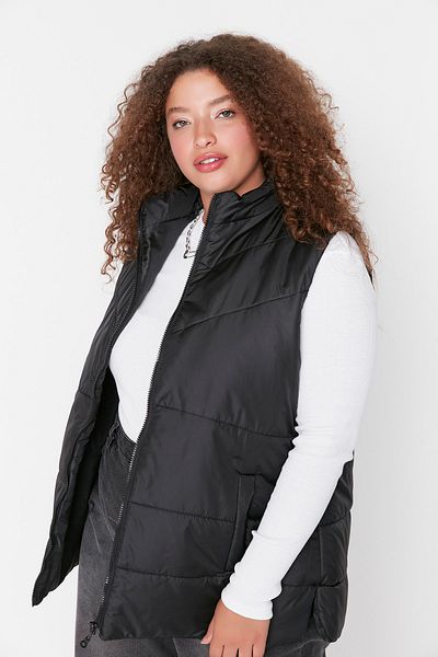 Trendyol Curve Schwarze Pufferweste - Regular Fit, Stehkragen, Saisonweste mit Taschen und Reißverschluss TBBAW23BH00000