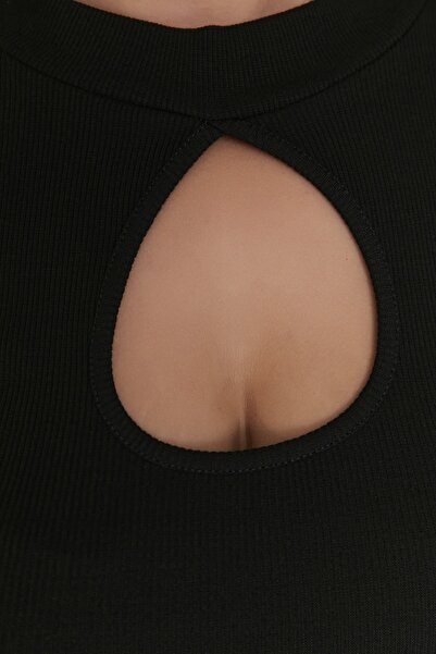 Trendyol Curve Pletená blůza s černým oknem/výřezem TBBAW23AF00037