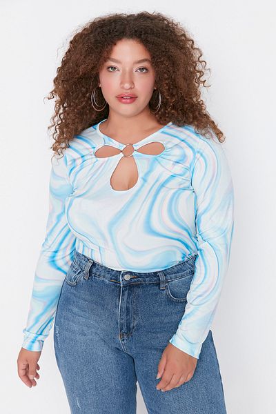 Trendyol Curve Blau gemusterte, detaillierte Strickbluse mit Ausschnitten und Accessoires TBBAW23CS00013