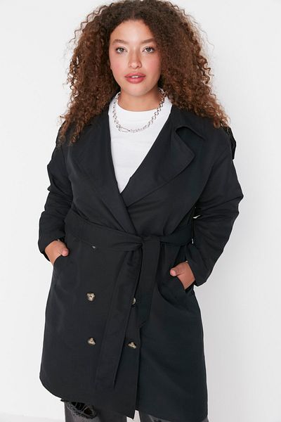 Trendyol Curve Schwarzer Trenchcoat mit Schulterklappen und detailliertem Jackenkragen und Gürtel und weitem Schnitt TBBAW23BM00001