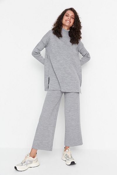 Trendyol Collection Graues Rollkragenpullover-Hosen-Set aus Oberteil und Unterteil mit Schlitzdetail TWOAW22AU0102