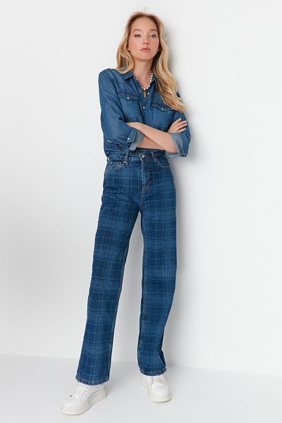 Trendyol Collection Blau karierte Jeans mit hoher Taille und weitem Bein TWOAW23JE00003