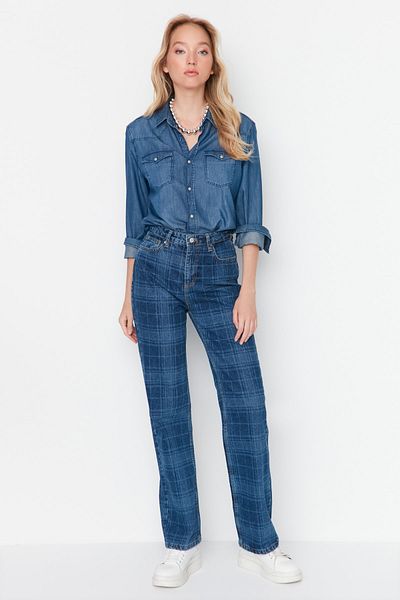 Trendyol Collection Blau karierte Jeans mit hoher Taille und weitem Bein TWOAW23JE00003