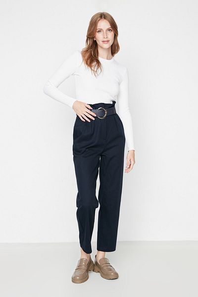 Trendyol Collection Marineblaue, karottengewebte Hose mit Gürtel TWOSS20PL0016