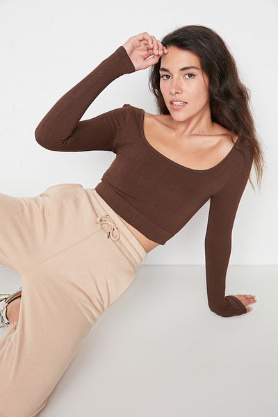 Trendyol Collection Dunkelbraunes nahtloses/nahtloses, extra dehnbares gestricktes Sportoberteil/Bluse TWOAW22BZ0450