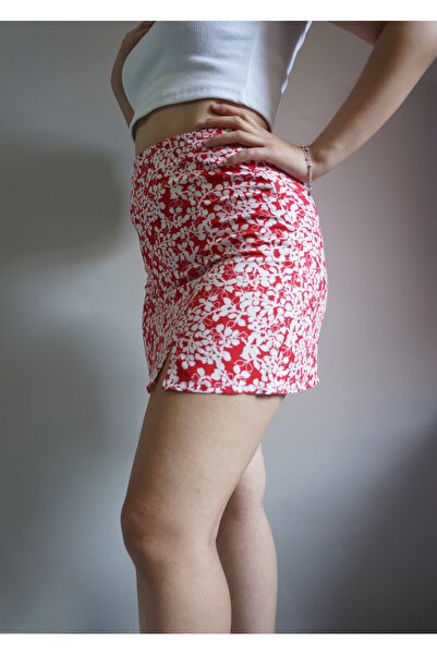 NEK Kadın Kırmızı Desenli Yırtmaç Detaylı Mini Etek
