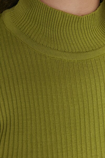 Trendyol Curve Zelený tenký pletený svetr - poloviční rolák TBBAW23AN00022