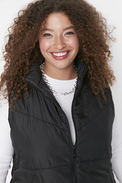 Trendyol Curve Black Puffer Vest - Regular Fit, Stand Collar, Seasonal Vest with Pockets and Zipper TBBAW23BH00000