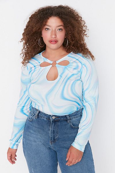 Trendyol Curve Blau gemusterte, detaillierte Strickbluse mit Ausschnitten und Accessoires TBBAW23CS00013