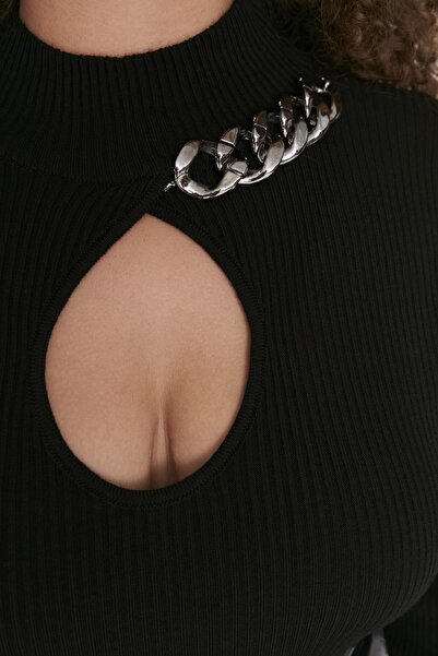 Trendyol Curve Černý vystřižený detailní řetízek na půl roláku Detailní svetr z jemného úpletu TBBAW23AN00120