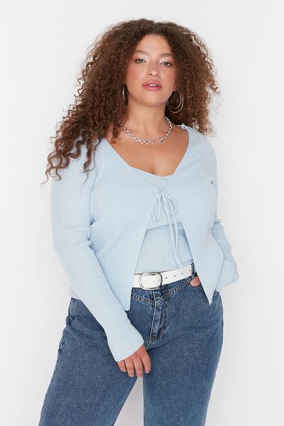 Trendyol Curve Blaues, detailliertes, dünnes Strick-Cardigan- und Tank-Top-Set mit V-Ausschnitt und Schnürung TBBAW23AV00047