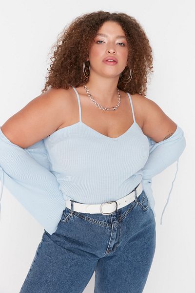 Trendyol Curve Blaues, detailliertes, dünnes Strick-Cardigan- und Tank-Top-Set mit V-Ausschnitt und Schnürung TBBAW23AV00047