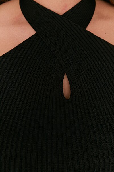 Trendyol Curve Λεπτό πλεκτό πουλόβερ με μαύρο γιακά TBBAW23AN00050