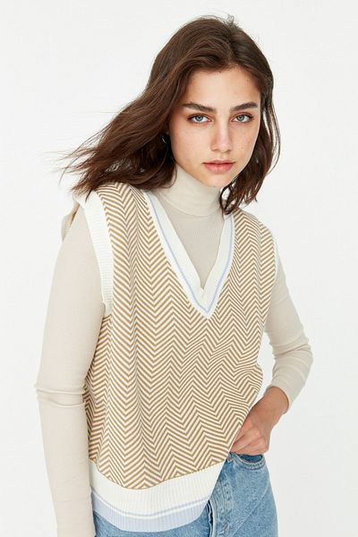 Trendyol Collection Геометричен шарен камилски трикотажен пуловер с V-образно деколте - TWOAW22BZ0051