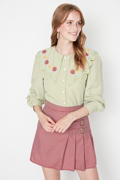 Trendyol Collection Seersucker-Stickerei-Detail in Grün - Regular Fit Webhemd TWOSS21GO0232