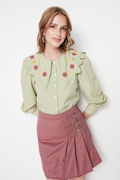 Trendyol Collection Seersucker-Stickerei-Detail in Grün - Regular Fit Webhemd TWOSS21GO0232