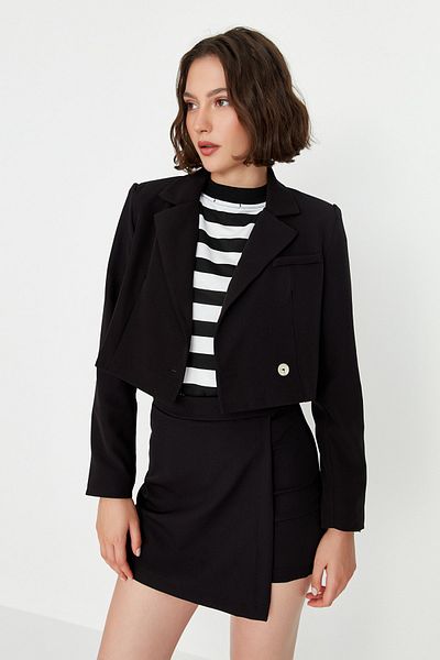 Trendyol Collection Schwarze, kurze, gefütterte Blazerjacke aus Webstoff TWOAW22CE0086