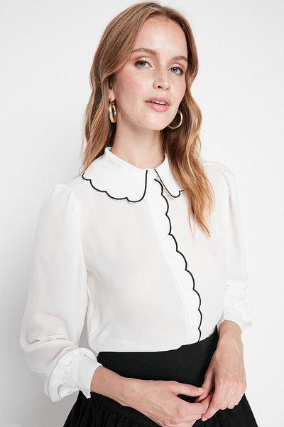 Trendyol Collection Fehér szőtt ing hímzéssel - normál szabású TWOAW21GO0302