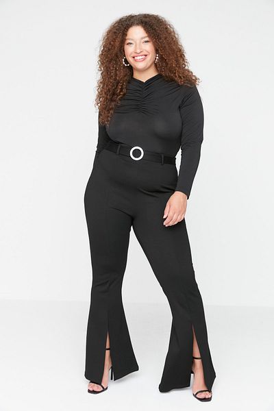 Trendyol Curve Schwarze Plus-Size-Hose mit Flare-Schnitt und Gürtel – TBBAW23AR00001