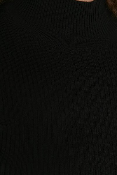 Trendyol Curve Schwarzer dünner Strickpullover mit halbem Rollkragen TBBAW23AN00022