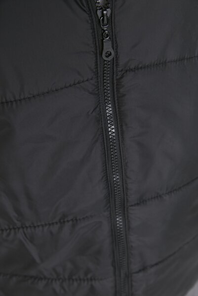 Trendyol Curve Black Puffer Vest - Regular Fit, Stand Collar, Seasonal Vest with Pockets and Zipper TBBAW23BH00000