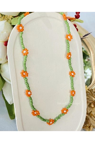 SWORDS CONCEPT Green Beaded Daisy Necklace