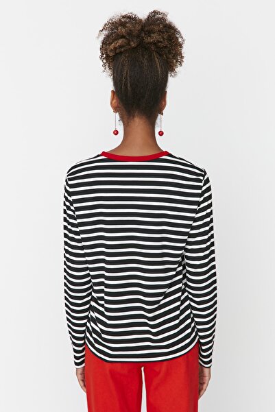 Trendyol Collection Černé pruhované tričko Relaxed Fit Basic Krátký rukáv Rybí žebro Barevné pletené tričko TWOAW23TS00026