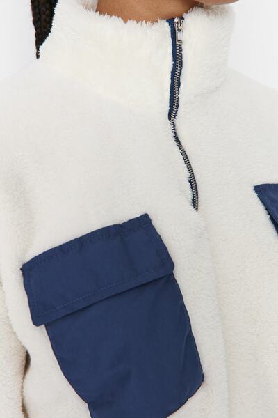 Trendyol Collection Ecru Kontrastní kapsa Detailní Plyšový stojáček Základní pletená mikina TWOAW23SW00236