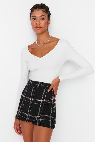 Trendyol Collection Schwarzer Shorts-Rock aus gewebtem Tweed mit Karomuster TWOAW23SR00017