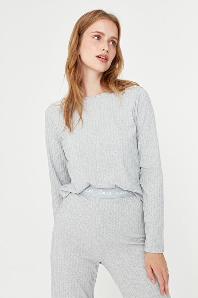 Trendyol Collection Приталений сірий піжамний комплект Orme зі слоганом і гумовими деталями THMAW21PT0269