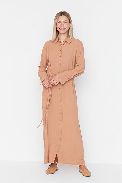 Trendyol Modest Hellbraunes, geknöpftes Aerobin-Gewebekleid mit Seiltaille TCTSS22EB00154