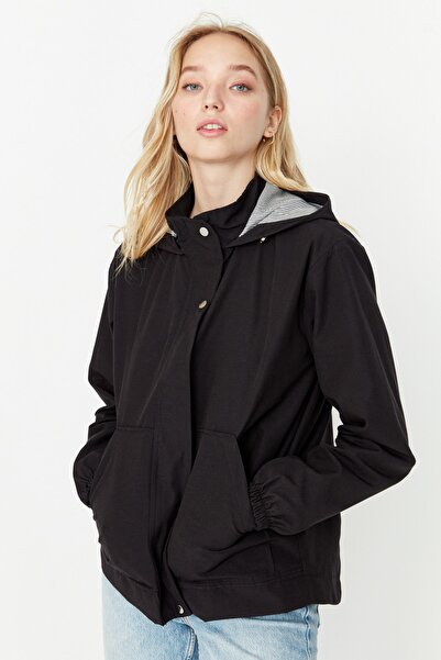Trendyol Collection Černá oversize bunda s kapucí a zipem TWOSS20MO0027