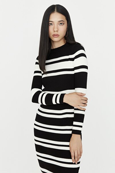 Trendyol Collection Pletené pruhované černé midi šaty - Twoaw23El00539