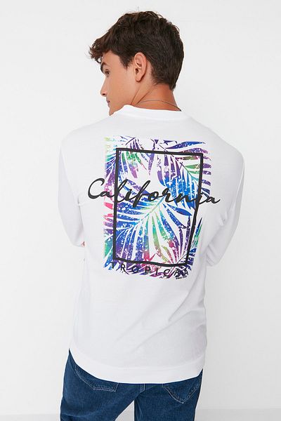 Trendyol Collection Regulärer/normaler Schnitt, langärmliges Sweatshirt mit Rundhalsausschnitt und Baumwollrückseite, bedruckt TMNAW23SW00087