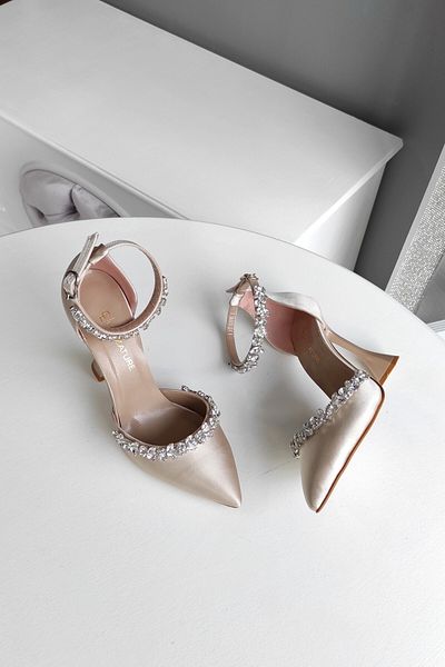 LA CALZATURE Piele satinată 11 cm șampanie cu toc la gleznă curea dublă Waterway Stone Rochie de seară Stiltto Pantofi de damă