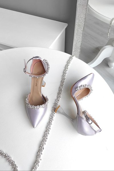 LA CALZATURE Satin argintiu 11 cm cu toc la gleznă cu centură dublă Waterway Stone Rochie de seară Stiltto Pantofi de damă