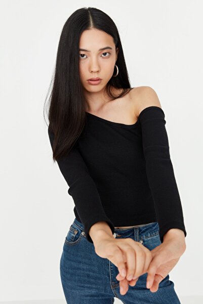 Trendyol Collection Černá elastická pletená halenka s asymetrickým výstřihem přes rameno TWOAW23BZ00088