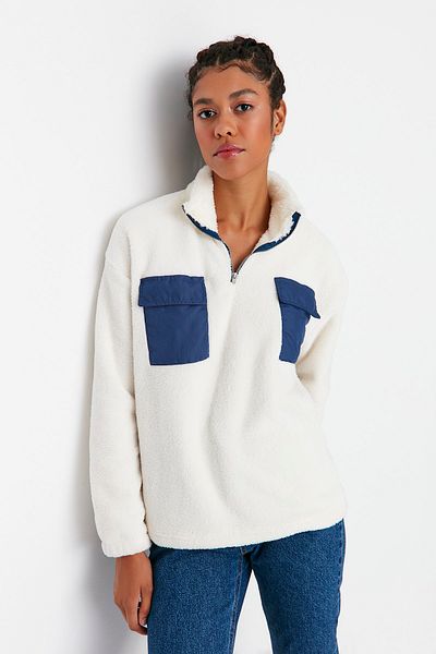 Trendyol Collection Ecru Kontrastní kapsa Detailní Plyšový stojáček Základní pletená mikina TWOAW23SW00236