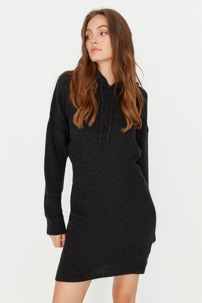 Trendyol Collection Antracitové antracitové mini úpletové šaty TWOAW23EL00075 šaty TWOAW23EL00075